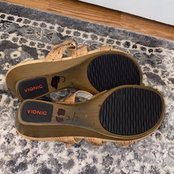 Vionic Dwyn ortho wedge heel sandals with 3 Velcro straps - Picture 10 of 10